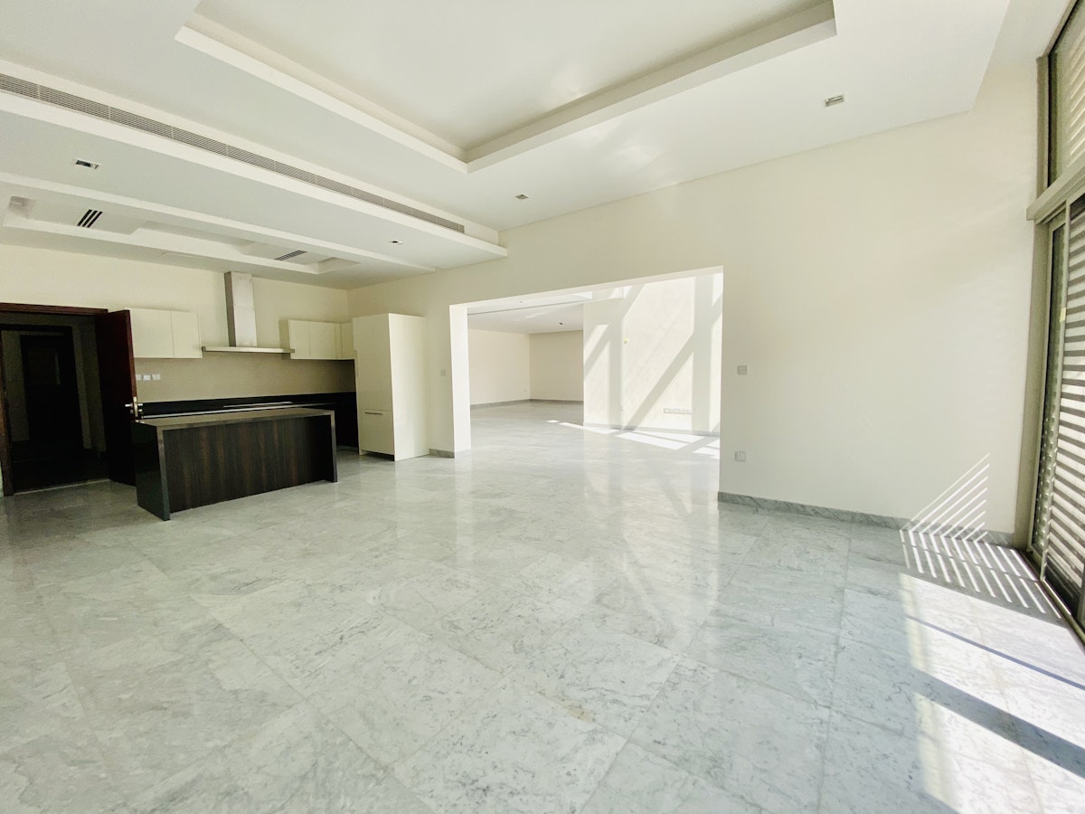 5 Bedroom Contemporary | Vacant on Transfer