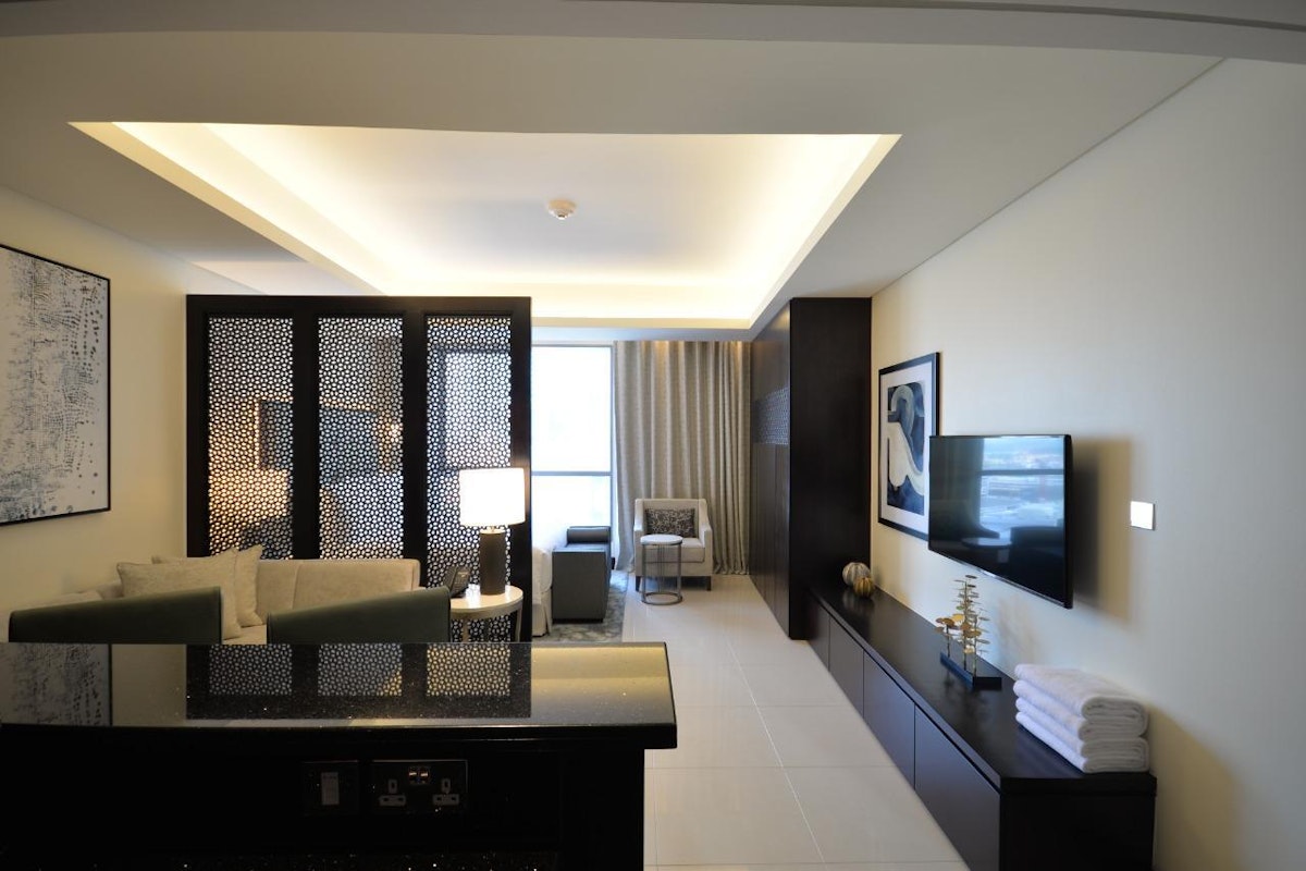 Vacant Studio | Dowtnown Living | 2 Cheques