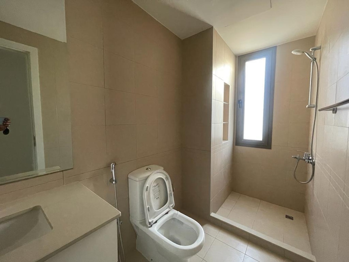 Vacant| Close to Park and Gym| Corner| Landscaped