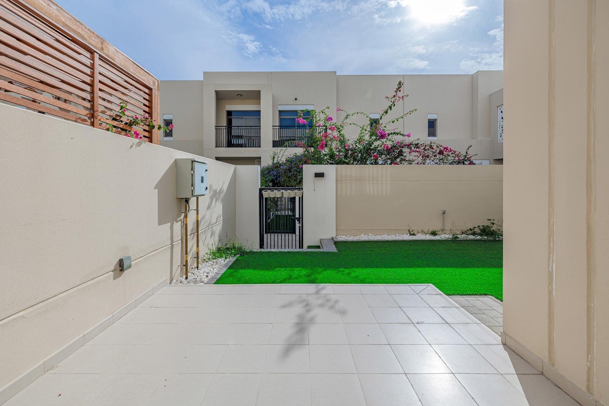 READY TO MOVE | CLOSE TO POOL | LANDSCAPED GARDEN