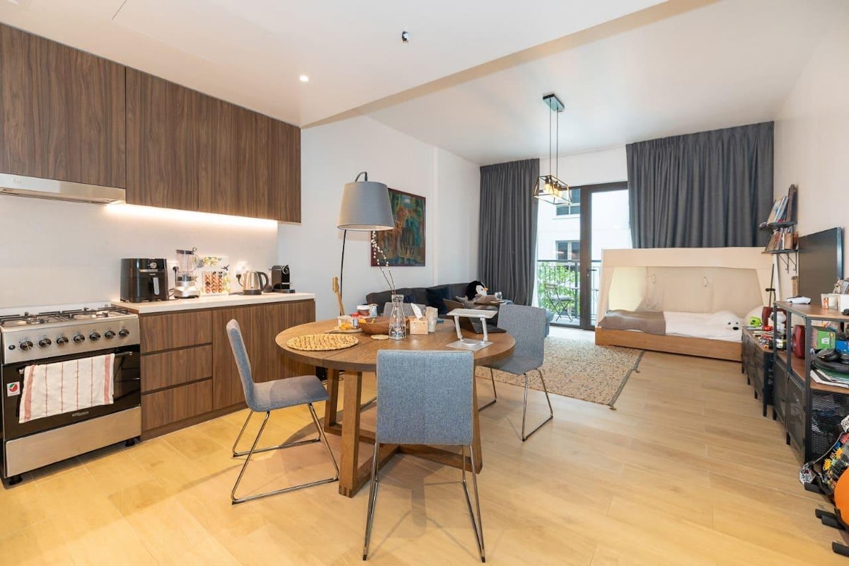 Modern | Fully Furnished | Facing The Community