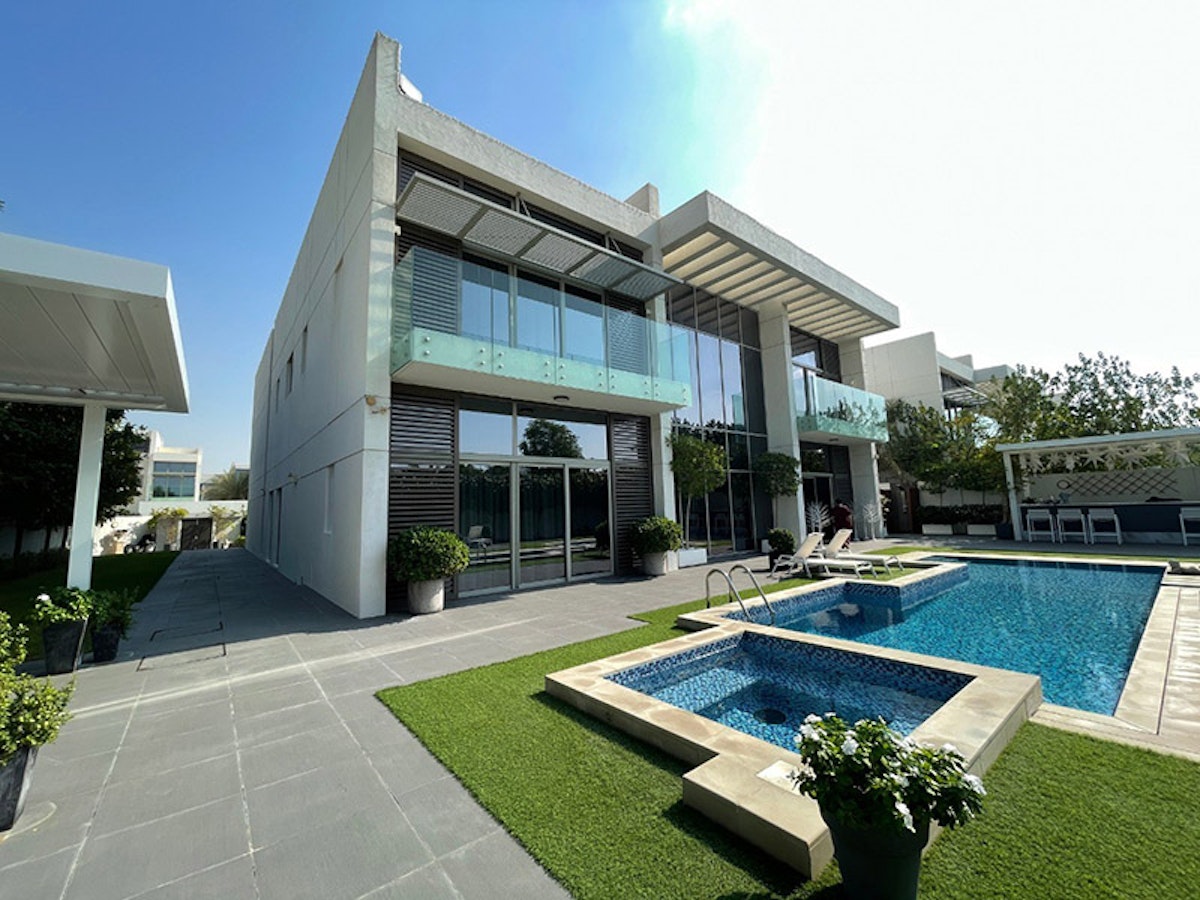 Motivated Seller | 6 Bed Contemporary Corner