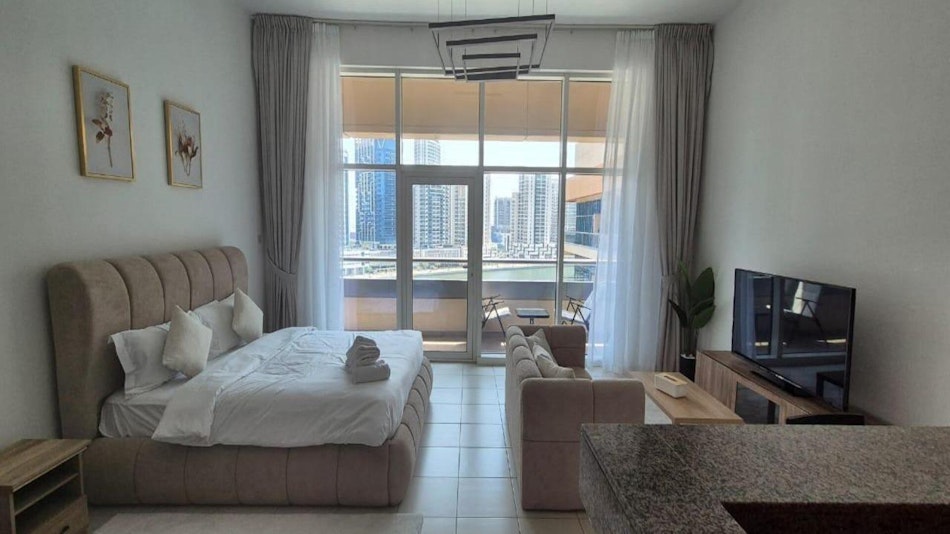 Beautifully Furnished l Canal Viewl Ready To Move