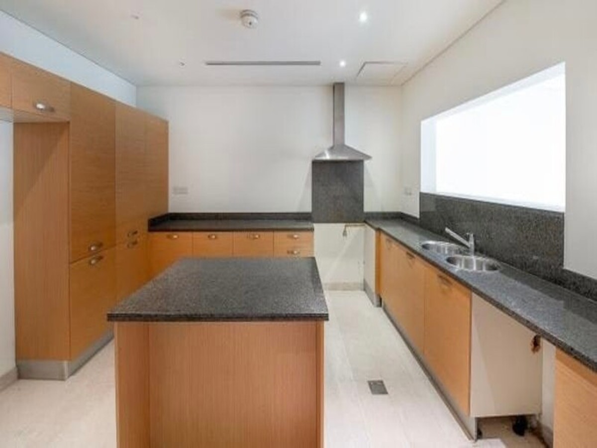 Investor Deal//Ready Re Sale//Upgraded Townhouse/