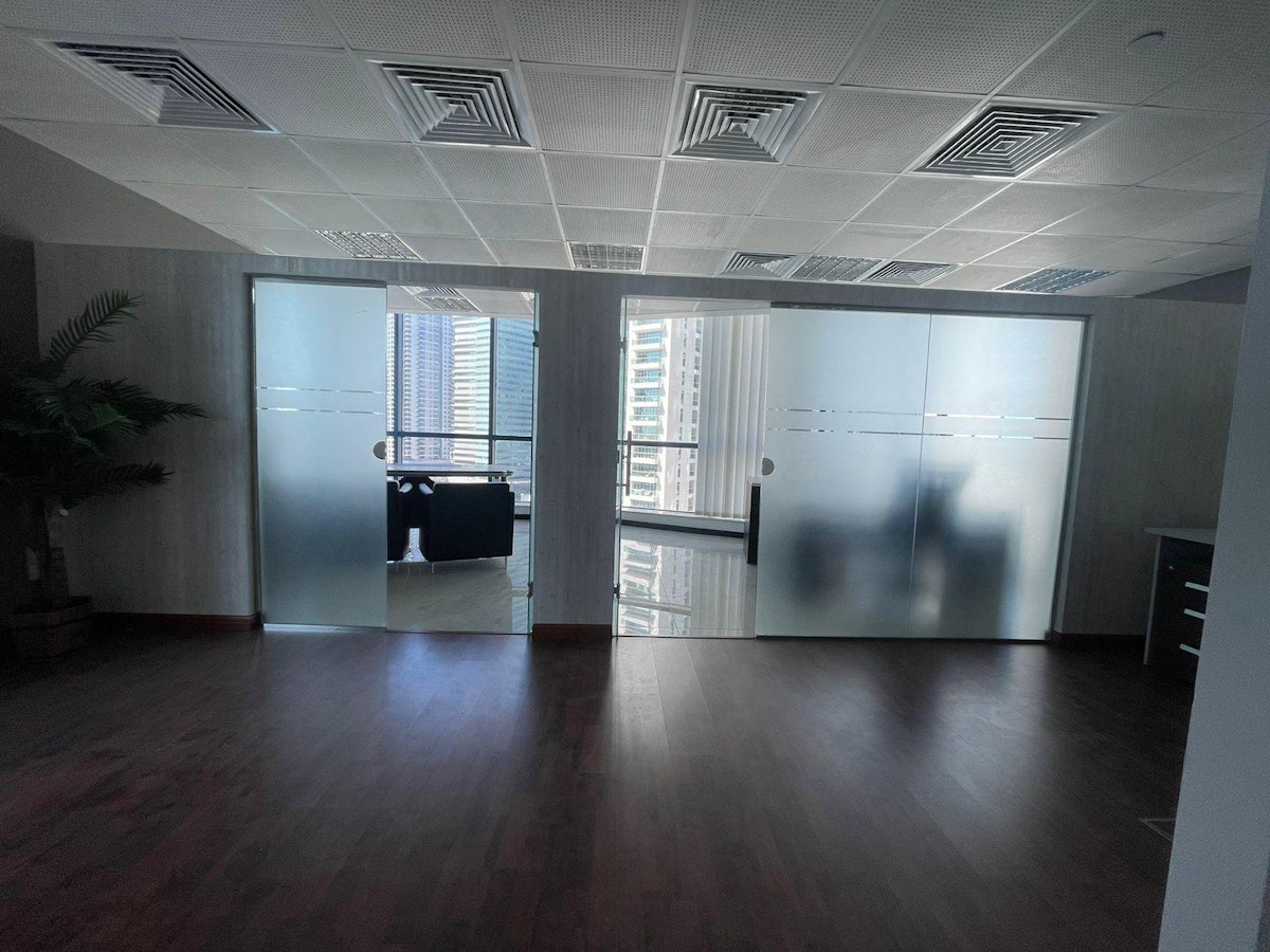 Fully Furnished |Lake View |Vacant |Close to Metro