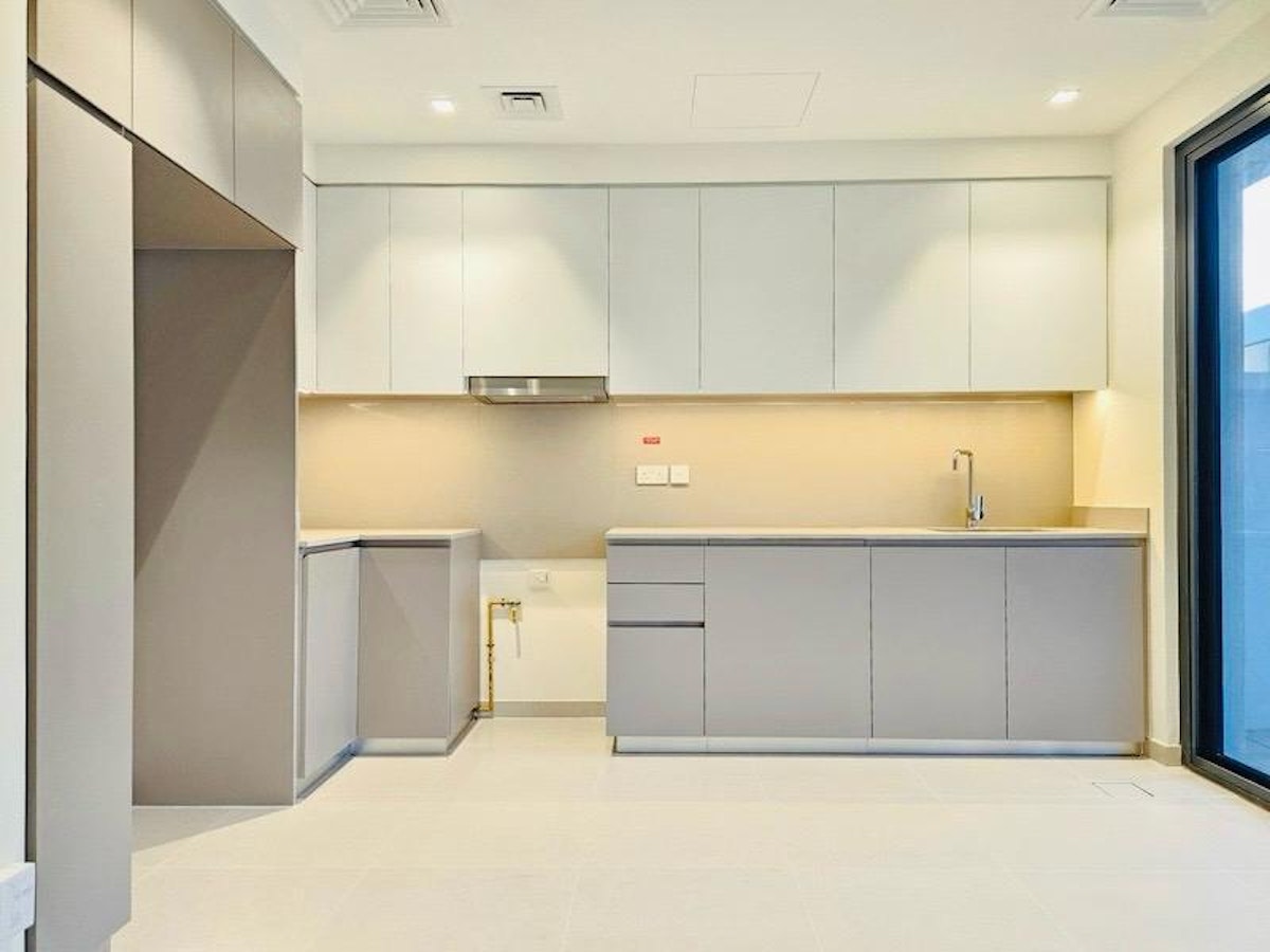 Single Row ! 3Bedroom + Maid ! Call For Viewing