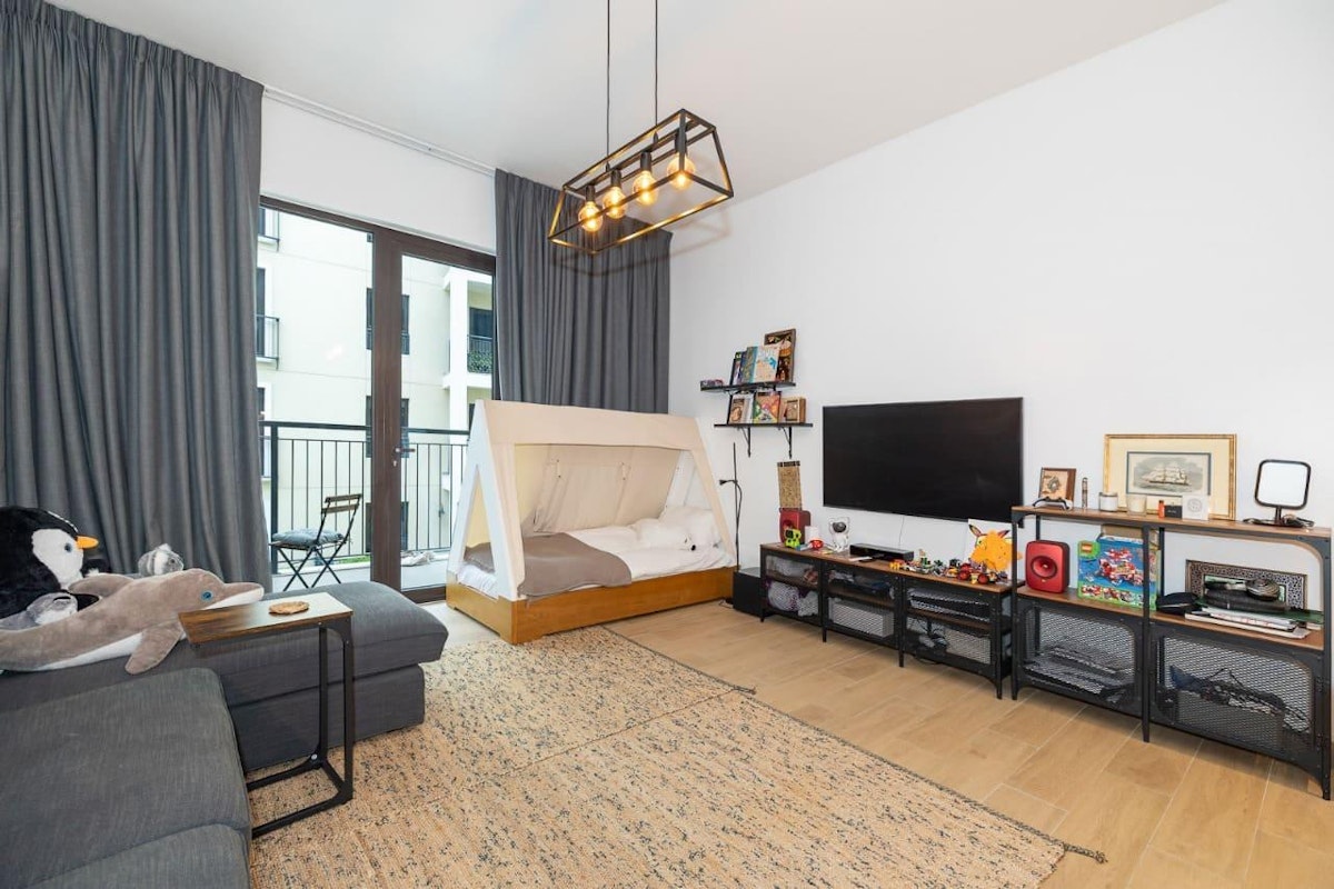 Modern | Fully Furnished | Facing The Community