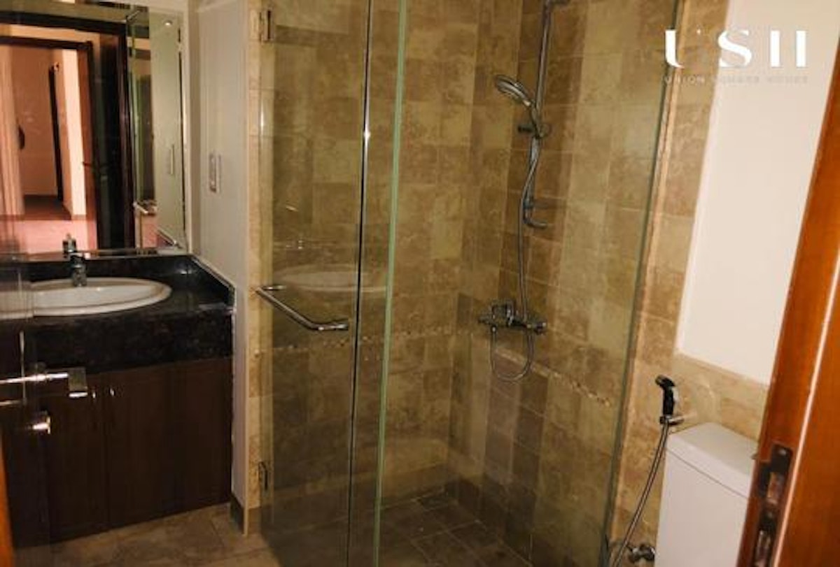 Vacant | 12 Cheques | Park Facing Upgraded Kitchen