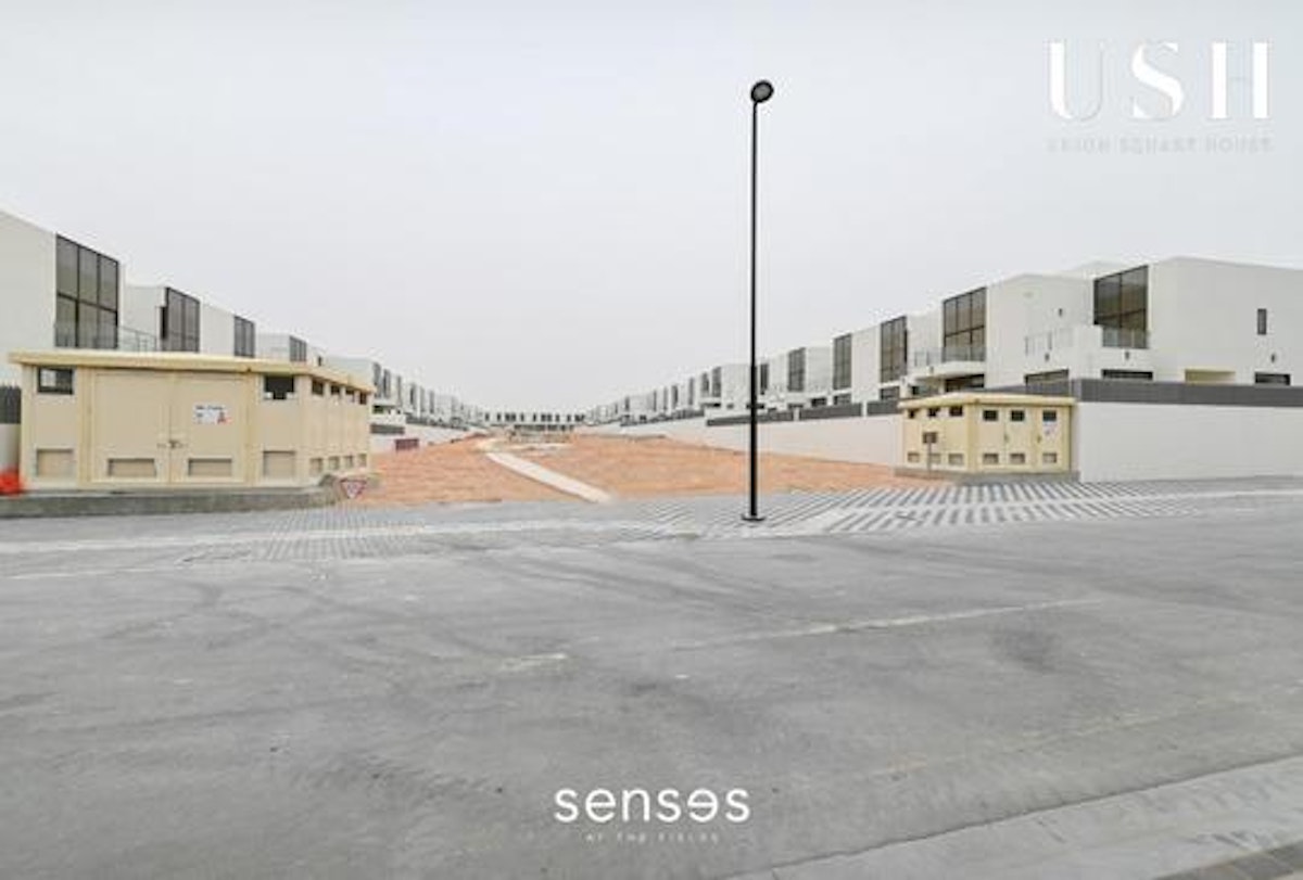 Single row on the Park | Corner | No Commision